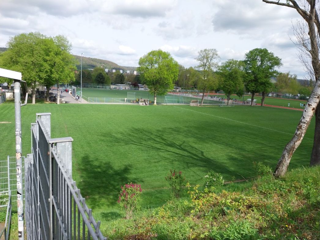 Blick von einer Hügel auf einen Sportplatz.