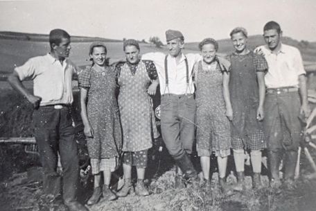 Group picture with four women and three men.